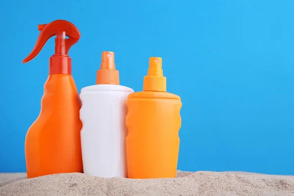 Güneş kremi şişe sahil kumu — Stok fotoğraf