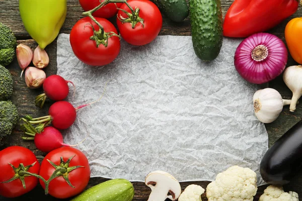 Papel en blanco con verduras — Foto de Stock