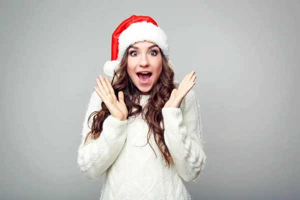 산타 모자에 회색 배경에서 젊은 여자 — 스톡 사진