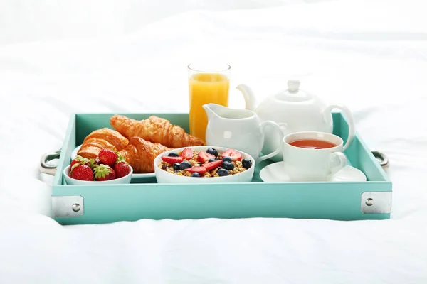 ベッドでのおいしい朝食 — ストック写真