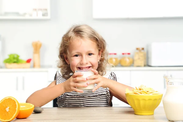 Gadis kecil makan cornflakes dengan susu — Stok Foto