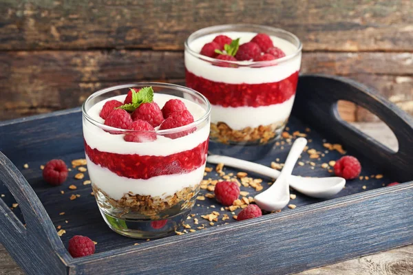 Postre con frambuesas y granola — Foto de Stock