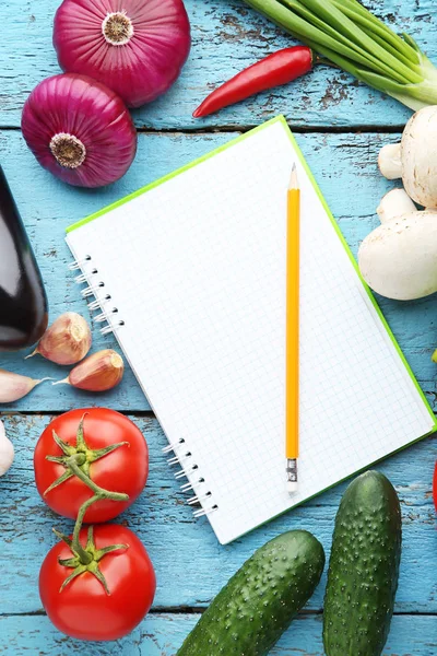 Libro de recetas en blanco con verduras — Foto de Stock