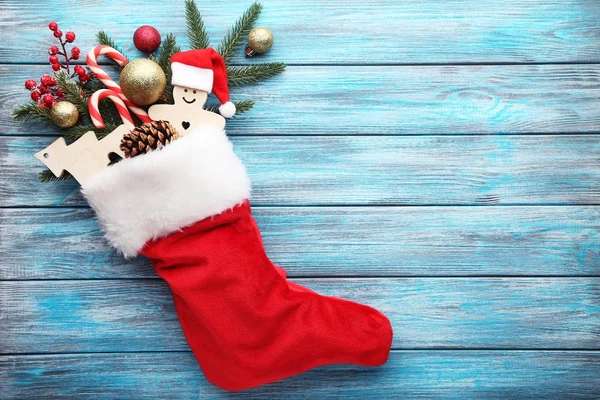 Köknar ağacı dalları ile çorap kırmızı 