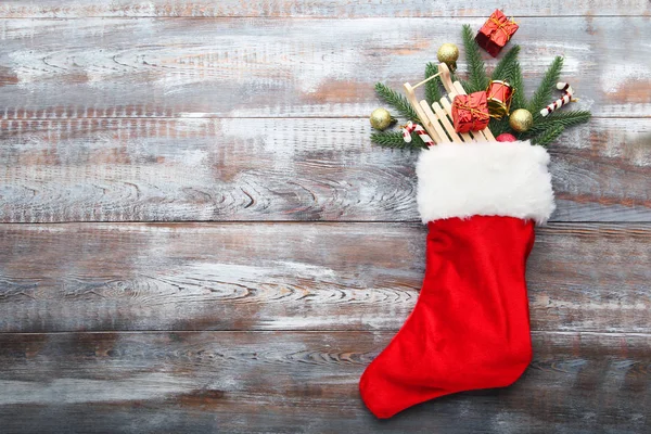 红袜和圣诞装饰品 — 图库照片