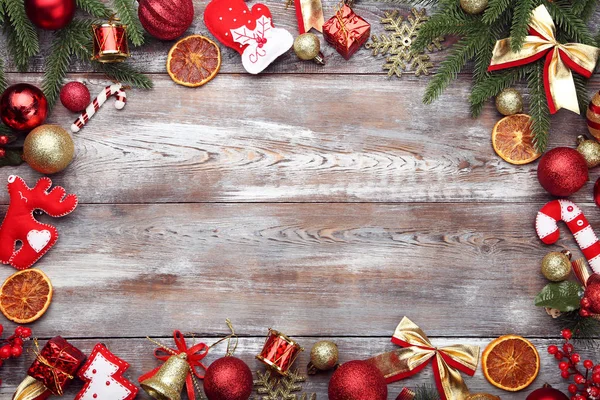 Ramos de abeto com decorações de Natal — Fotografia de Stock