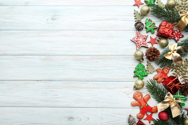 Biscotti di pan di zenzero di Natale con bagattelle — Foto Stock