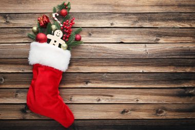 Köknar ağacı dalları ile çorap kırmızı