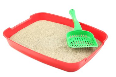 Kum ve üzerinde beyaz izole kepçe ile kırmızı tuvalet tepsi