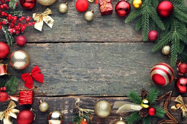 Köknar ağacı dalları ile Noel süsleri 
