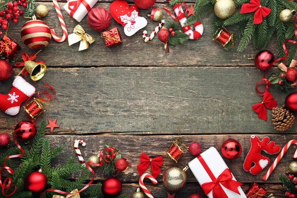 Ramas de abeto con decoraciones navideñas —  Fotos de Stock
