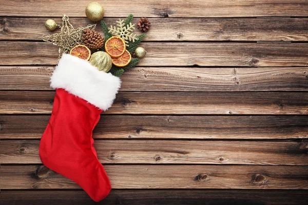 赤いストッキングのクリスマスの装飾と — ストック写真