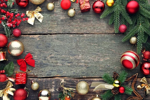 Ramos de abeto com decorações de Natal — Fotografia de Stock
