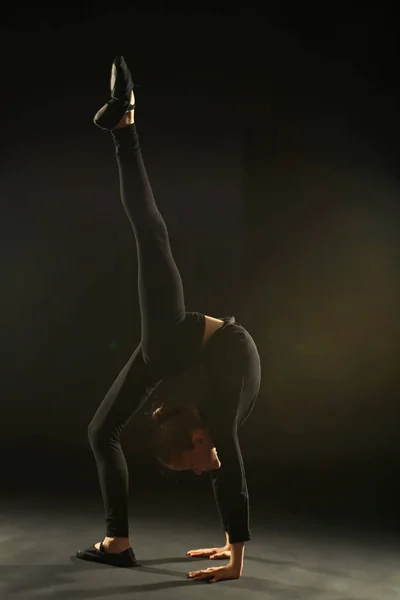 Mladá Dívka Gymnastka Černém Pozadí — Stock fotografie