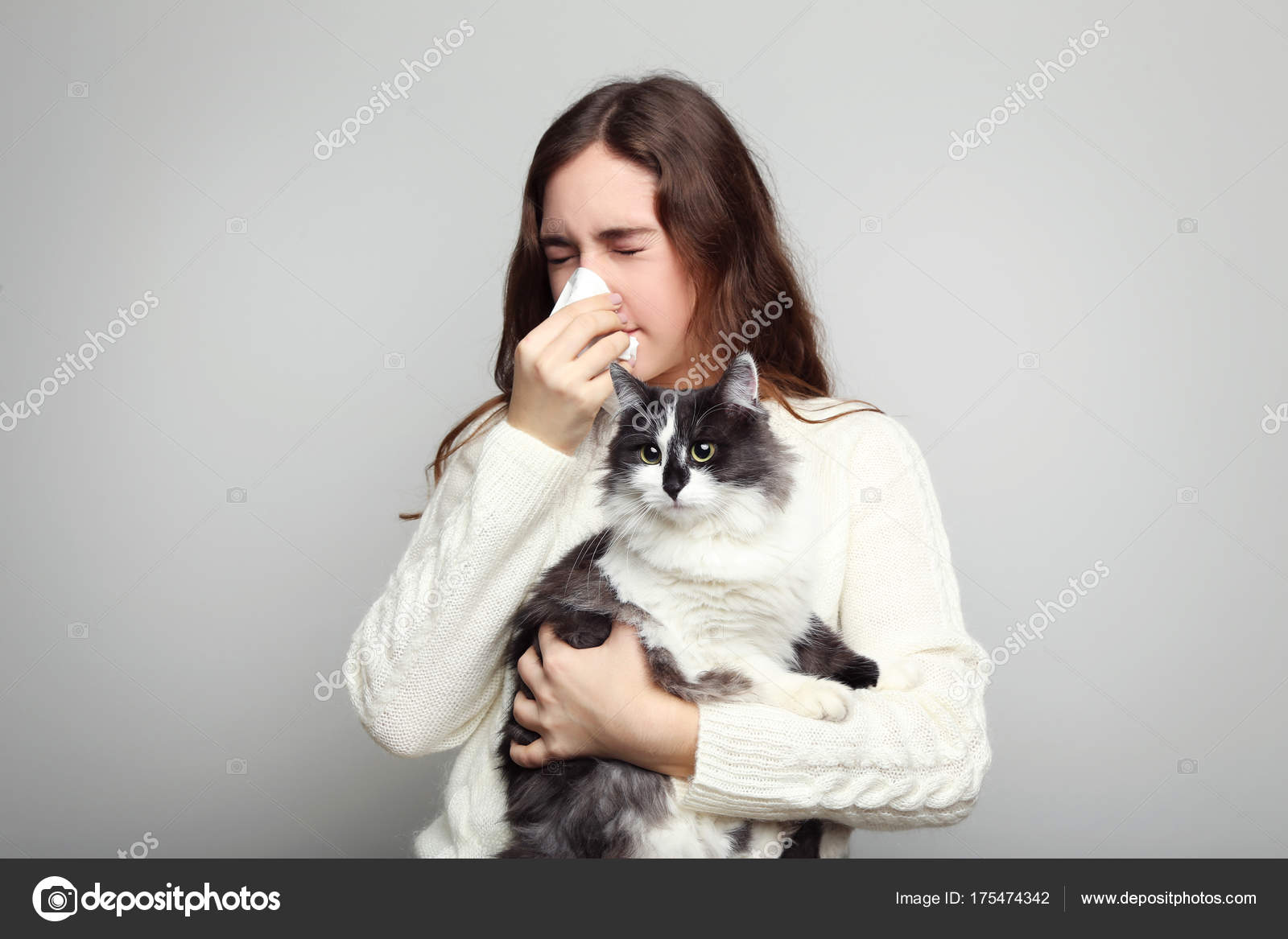 Giovane Donna Con Gatto Della Holding Della Allergia Sfondo Grigio