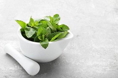 Taze nane havanda gri tahta masada bırakır.