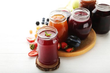 Cam Kavanoz reçel ve çilek ahşap masa üzerinde farklı tür