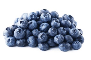 Beyaz arka planda izole edilmiş olgun yaban mersini.