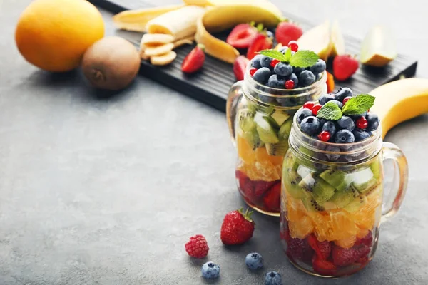 Ensalada Frutas Frescas Frascos Sobre Mesa Madera Gris —  Fotos de Stock