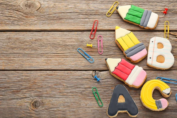 Galletas Jengibre Con Clips Mesa Madera Gris —  Fotos de Stock