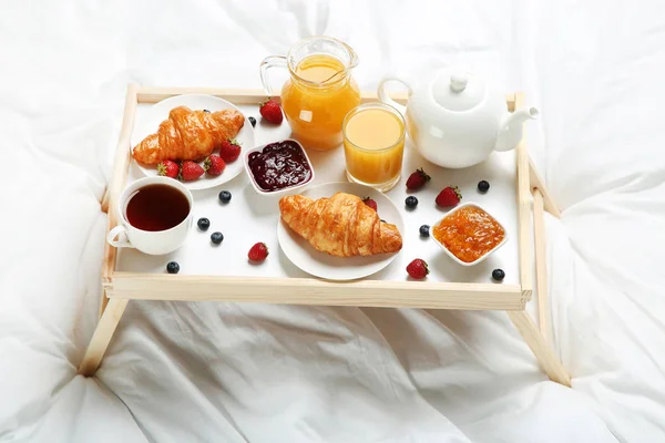 Вкусный Завтрак Постели Деревянном Подносе — стоковое фото