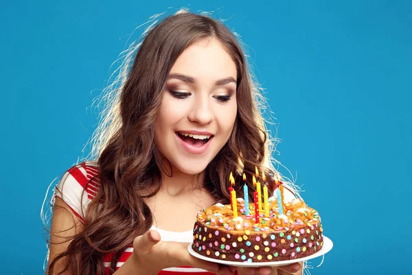 Ung Kvinna Som Håller Tårta Med Ljus Blå Bakgrund — Stockfoto