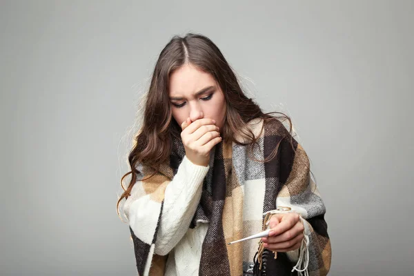 Niña Enferma Con Termómetro Sobre Fondo Gris —  Fotos de Stock