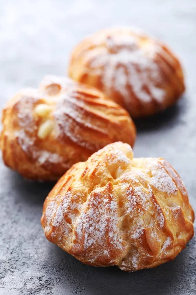 Profiteroles Caseros Con Crema Sobre Mesa Madera Gris — Foto de Stock