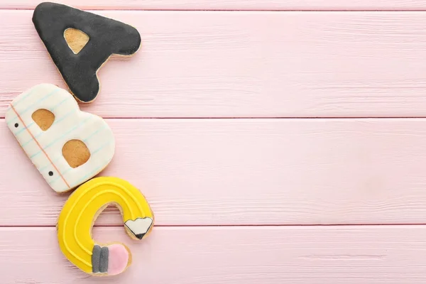 Pepparkakor Cookies Rosa Träbord — Stockfoto