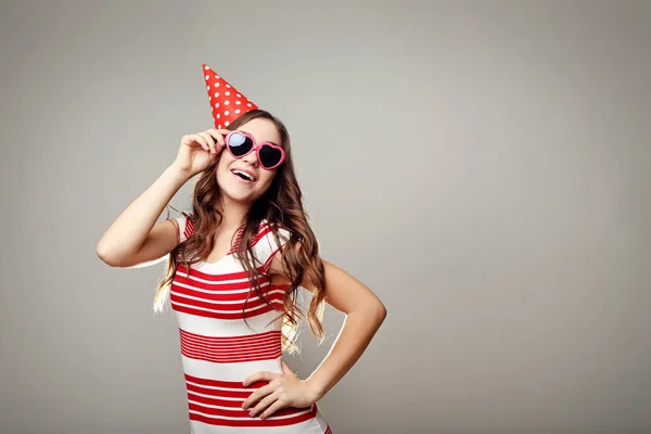 Mujer Joven Con Gorra Gafas Sol Sobre Fondo Gris —  Fotos de Stock