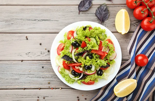 Frisse Salade Met Groenten Plaat Houten Tafel — Stockfoto