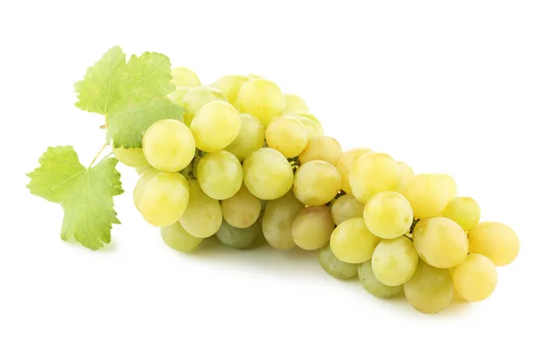 白い背景上に分離されて緑の熟したブドウ — ストック写真