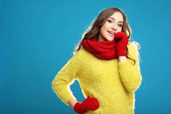 Menina Bonita Suéter Amarelo Luvas Vermelhas Cachecol Fundo Azul — Fotografia de Stock