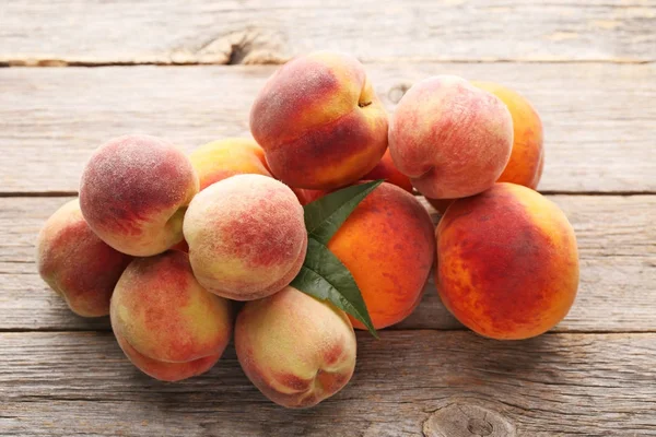 Reife Pfirsiche Früchte Auf Grauem Holztisch — Stockfoto