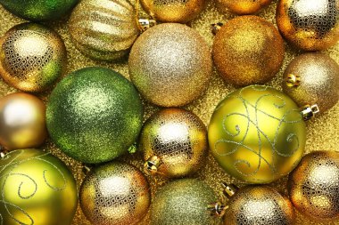 Altın ve yeşil Noel baubles arka plan