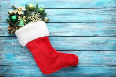 Köknar-ağaç dalları ve Noel dekorasyonları ahşap masa üzerinde çorap kırmızı