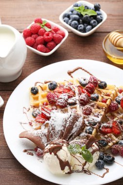 Tatlı çilek ve ahşap masa dondurma ile gözleme