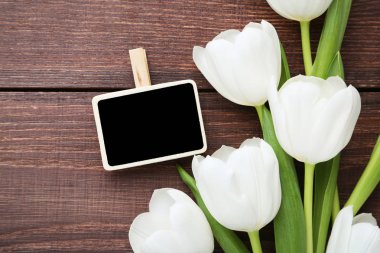 Kahverengi ahşap masa üzerinde çerçeveli Lale buketi