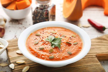 Tohum ve plaka üzerinde ahşap masa maydanoz ile kabak çorbası