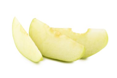 beyaz arkaplanda izole edilmiş yeşil elmalar