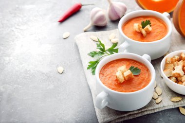 Peksimet ve plaka üzerinde ahşap masa maydanoz ile kabak çorbası