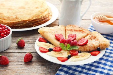 Krep gri ahşap masa üzerinde çilek ile