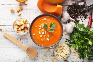 Tohum ve maydanoz ahşap masa üzerinde kase kabak çorbası