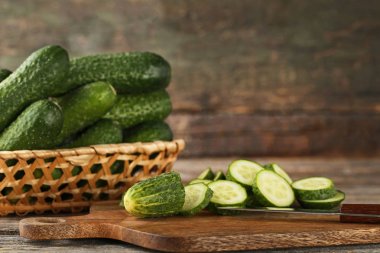 Bıçak ile kesme tahtası üzerinde taze salatalık