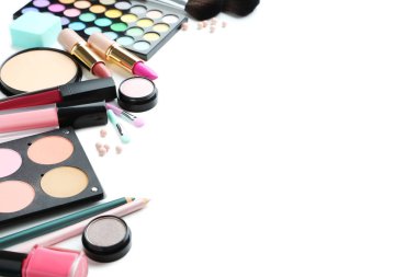 Beyaz arka planda farklı makyaj ürünleri
