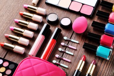 Farklı makyaj kozmetik kahverengi ahşap tablo