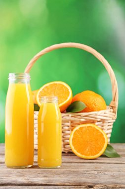 Ahşap masa üzerinde portakal suyu şişeleri
