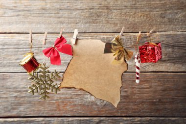 Noel süslemeleri ipte asılı kağıt boş levha ile