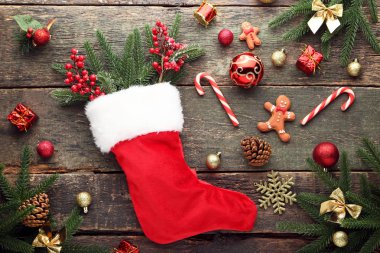 Köknar-ağaç dalları ve Noel dekorasyonları ahşap masa üzerinde çorap kırmızı
