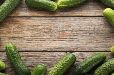 Gri ahşap masa üzerinde taze salatalık